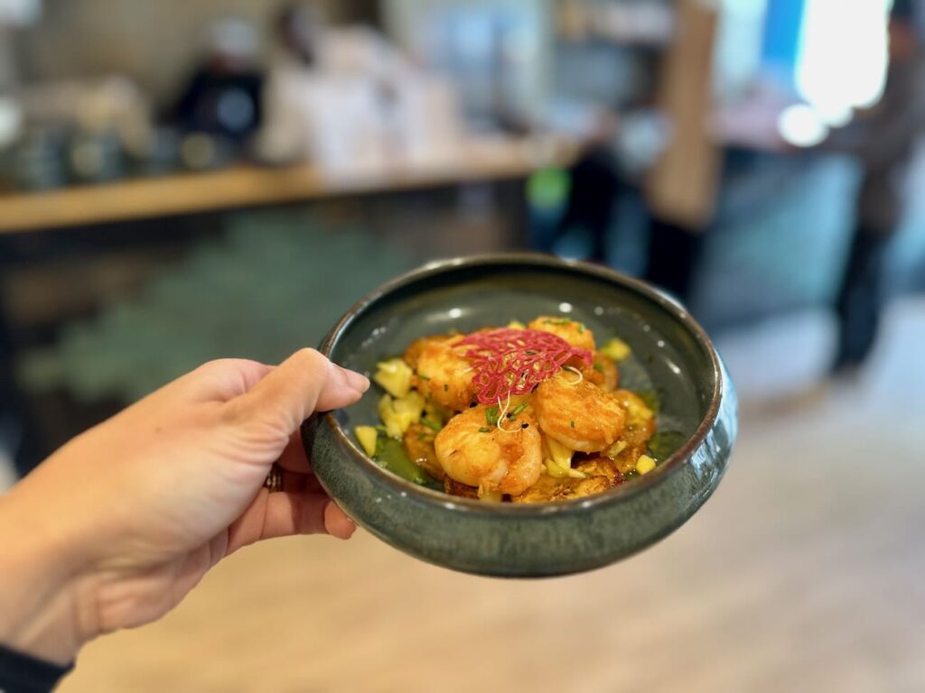 Mama Nelly Bistro est un restaurant africain situé dans le quartier de la République à Marseille. L’adresse propose des plats traditionnels revisités. (millefeuilles crevettes)