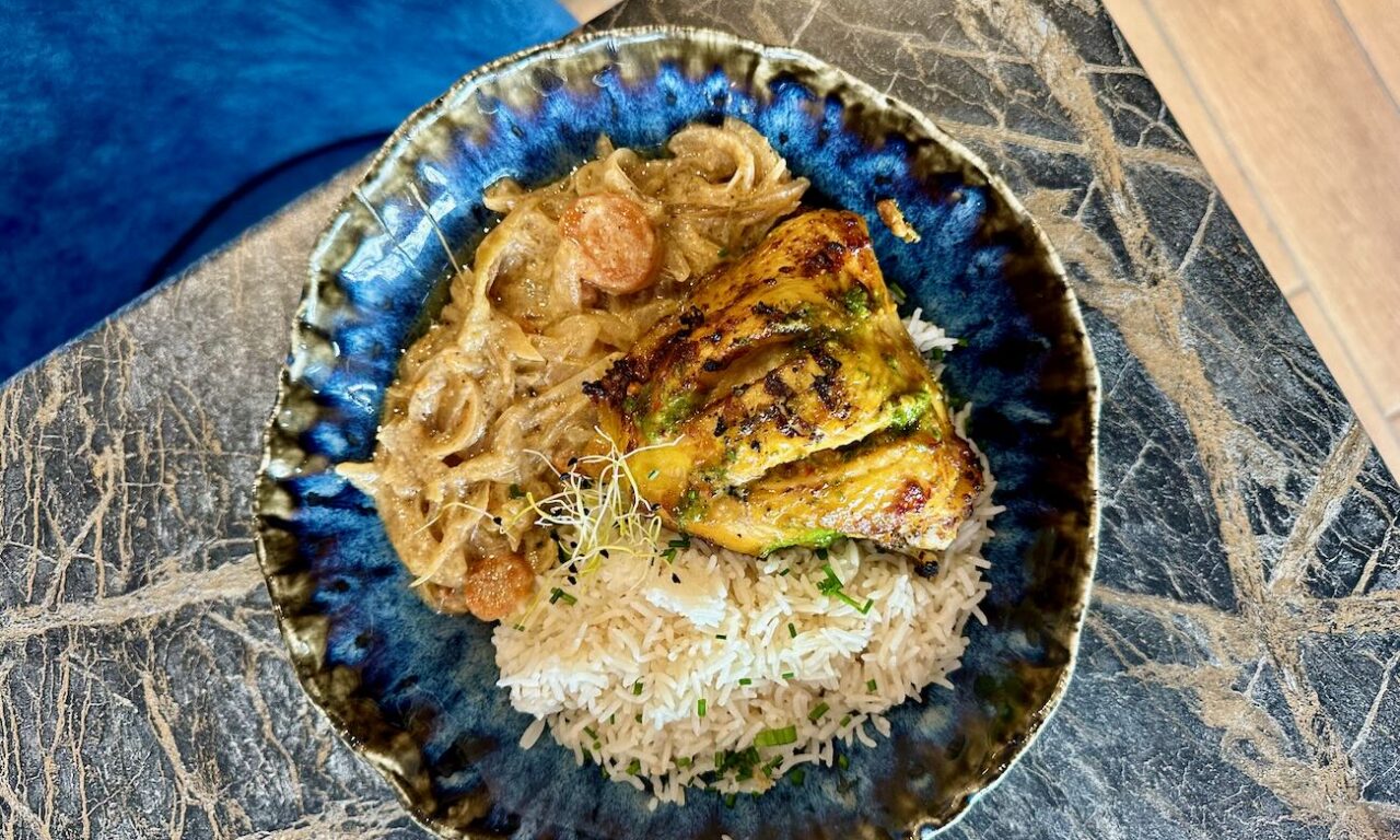 Mama Nelly Bistro est un restaurant africain situé dans le quartier de la République à Marseille. L’adresse propose des plats traditionnels revisités. (poulet yassa)