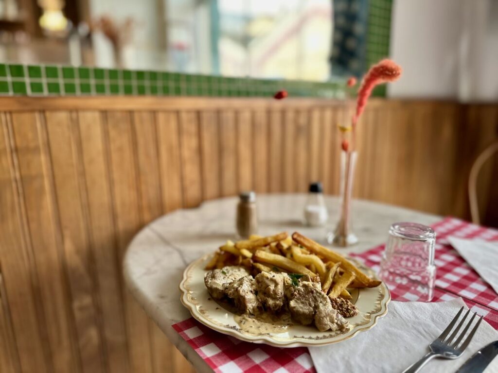 Le Pronostic Bar est un bistrot situé dans le quartier de la Capelette à Marseille. Il propose des plats brasseries faits maison et parfaitement réalisés. (échine)