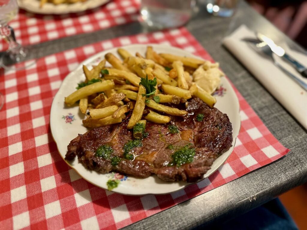 Le Pronostic Bar est un bistrot situé dans le quartier de la Capelette à Marseille. Il propose des plats brasseries faits maison et parfaitement réalisés. (entrecote)