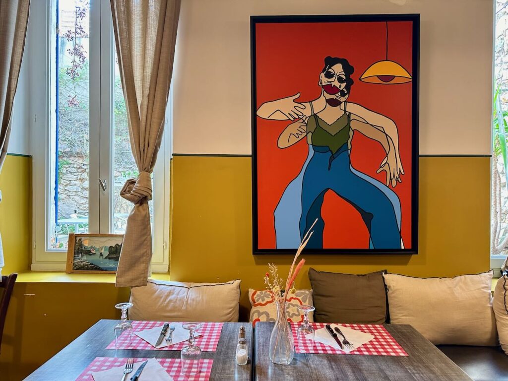 Le Pronostic Bar est un bistrot situé dans le quartier de la Capelette à Marseille. Il propose des plats brasseries faits maison et parfaitement réalisés. (tableau)