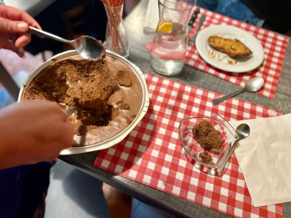 Le Pronostic Bar est un bistrot situé dans le quartier de la Capelette à Marseille. Il propose des plats brasseries faits maison et parfaitement réalisés. (mousse)