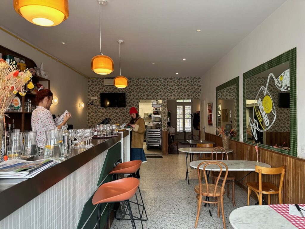 Le Pronostic Bar est un bistrot situé dans le quartier de la Capelette à Marseille. Il propose des plats brasseries faits maison et parfaitement réalisés. (salle intérieure)