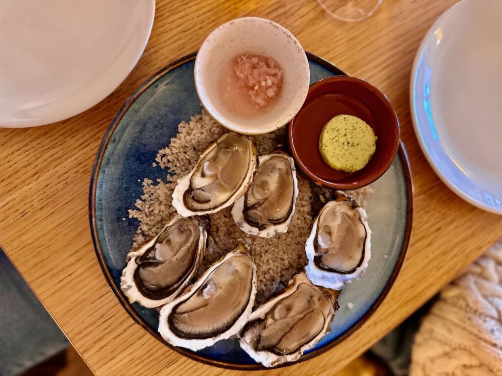 Rouge est un restaurant bistronomique créatif situé à la pointe rouge à Marseille qui propose des assiettes travaillées réalisées avec des produits bien sourcés. (huitres)