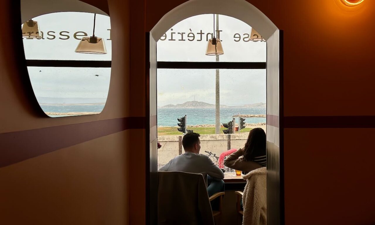 Rouge est un restaurant bistronomique créatif situé à la pointe rouge à Marseille qui propose des assiettes travaillées réalisées avec des produits bien sourcés. (vue mer)