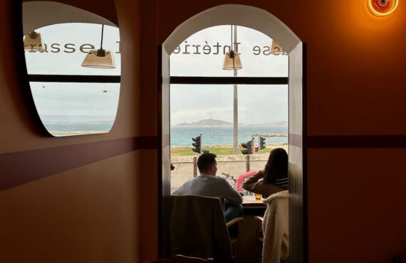 Rouge est un restaurant bistronomique créatif situé à la pointe rouge à Marseille qui propose des assiettes travaillées réalisées avec des produits bien sourcés. (vue mer)