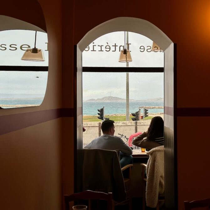 Rouge est un restaurant bistronomique créatif situé à la pointe rouge à Marseille qui propose des assiettes travaillées réalisées avec des produits bien sourcés.