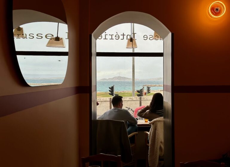 Rouge est un restaurant bistronomique créatif situé à la pointe rouge à Marseille qui propose des assiettes travaillées réalisées avec des produits bien sourcés. (vue mer)