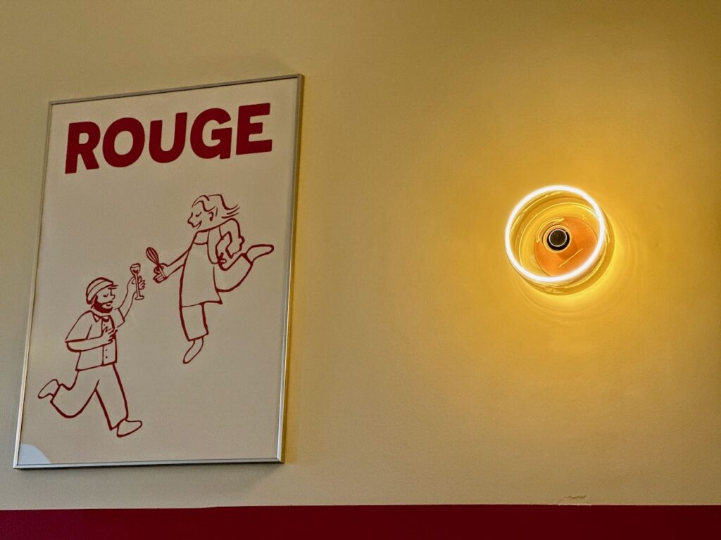 Rouge est un restaurant bistronomique créatif situé à la pointe rouge à Marseille qui propose des assiettes travaillées réalisées avec des produits bien sourcés. (affiche)