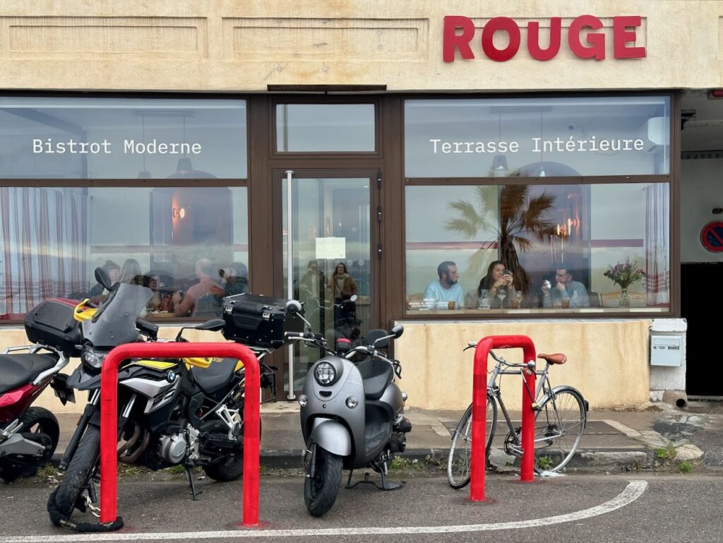 Rouge est un restaurant bistronomique créatif situé à la pointe rouge à Marseille qui propose des assiettes travaillées réalisées avec des produits bien sourcés. façade)