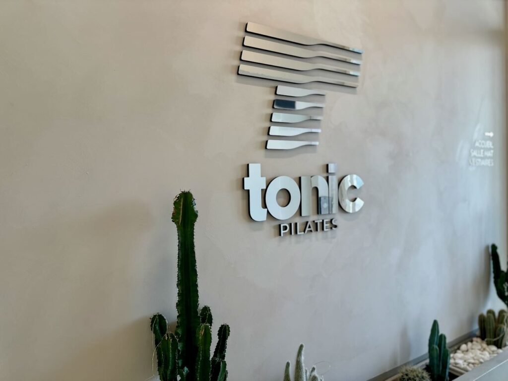 Tonic Pilates est un studio de pilates qui propose plusieurs variations du pilate, mais aussi des cours de réformer, de barre et de yoga. (logo)