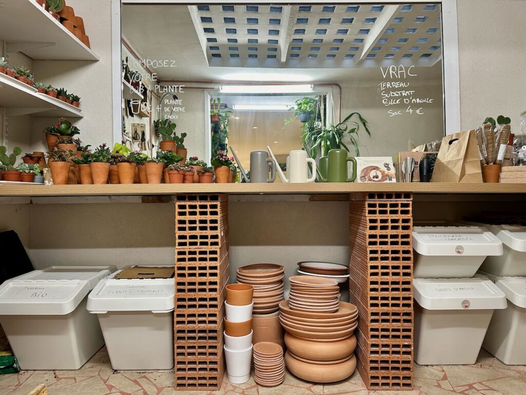 Canopée est à la fois fleuriste, pépinière et concept store végétal. On y trouve tout type de plantes, un bar à fleur, de la décoration et tout le nécessaire pour verdir aussi bien son esprit que son intérieur. (terreau)