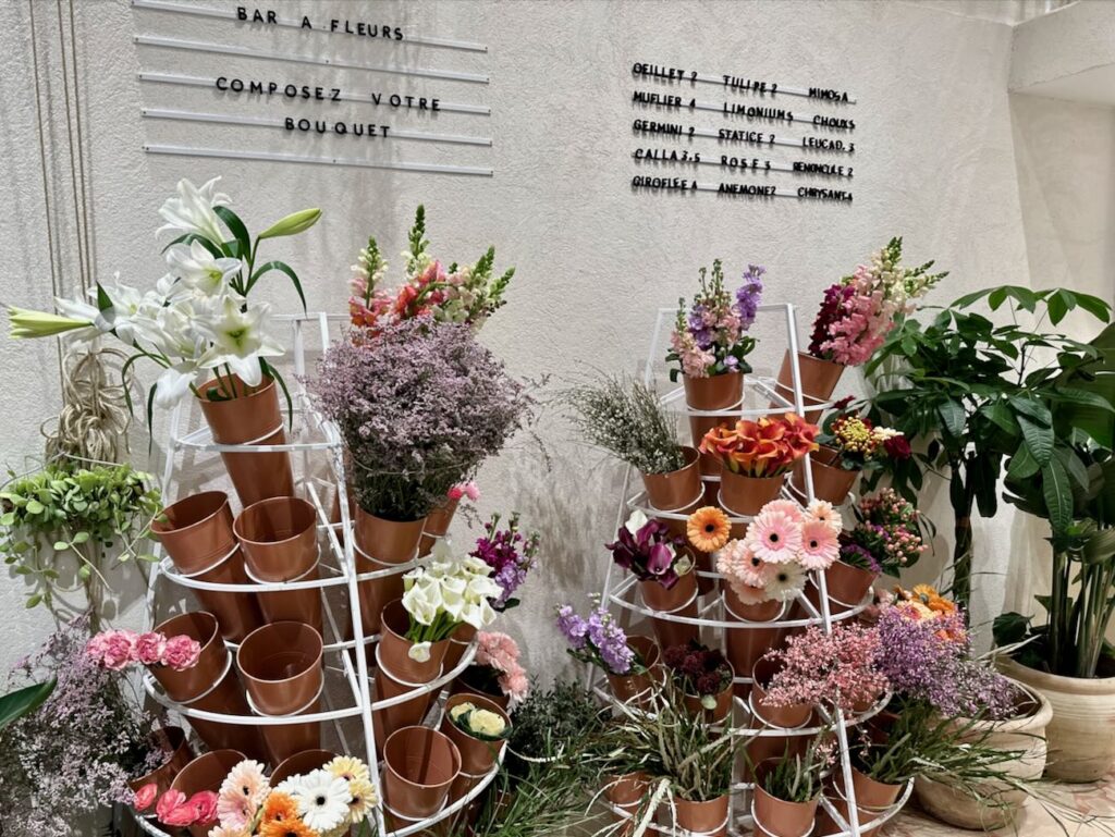 Canopée est à la fois fleuriste, pépinière et concept store végétal. On y trouve tout type de plantes, un bar à fleur, de la décoration et tout le nécessaire pour verdir aussi bien son esprit que son intérieur. (fleurs)