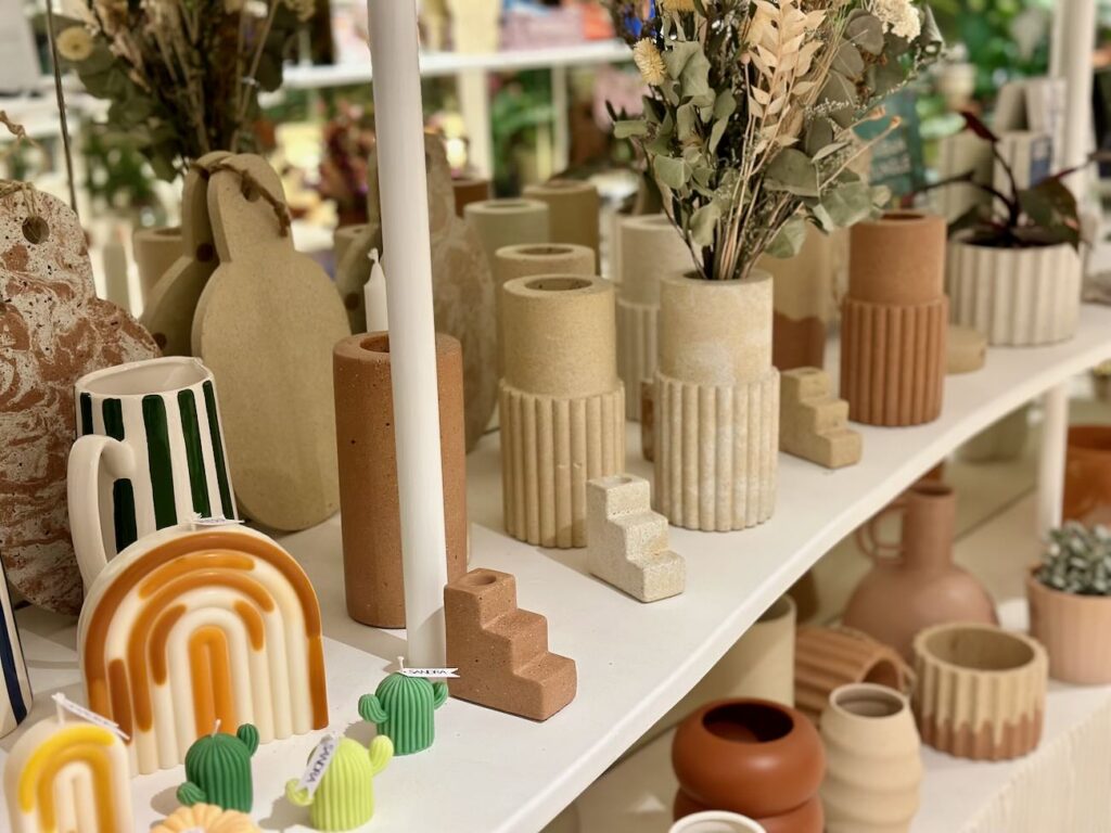 Canopée est à la fois fleuriste, pépinière et concept store végétal. On y trouve tout type de plantes, un bar à fleur, de la décoration et tout le nécessaire pour verdir aussi bien son esprit que son intérieur. (vase)