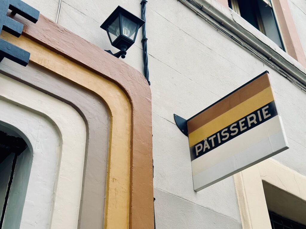 Feuilletage est une boulangerie-pâtisserie située dans le quartier du Camas à Marseille. De sa spécialité, la pâte feuilletée, naissent des viennoiseries et des gâteaux gourmands.(enseinge)