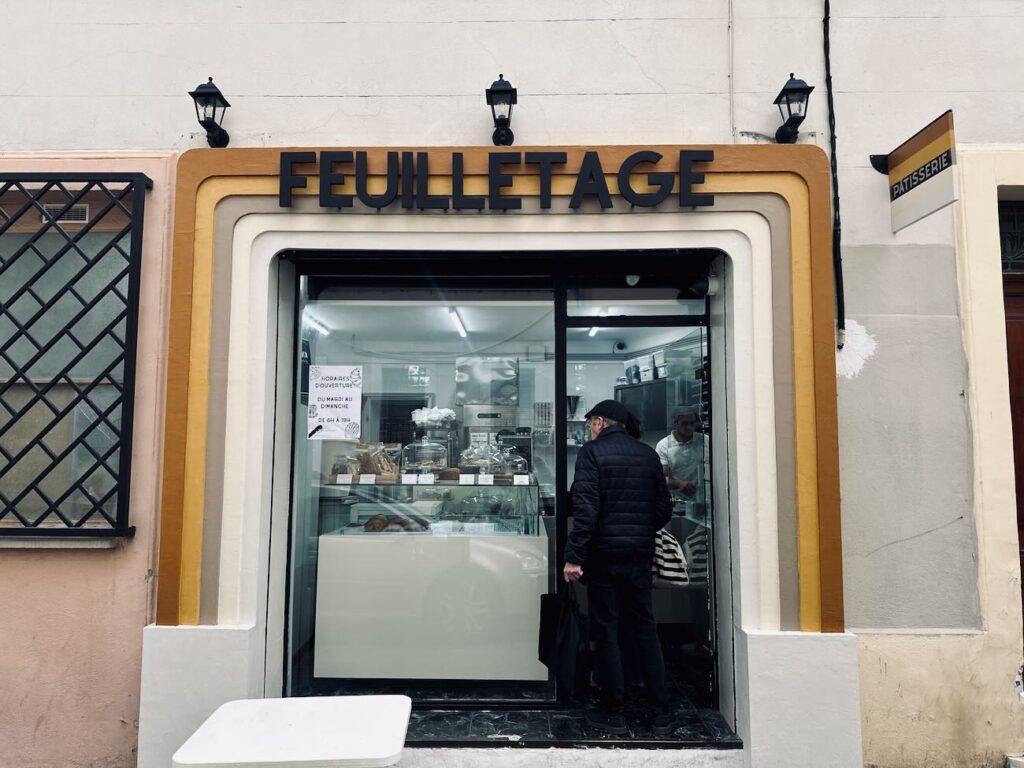 Feuilletage est une boulangerie-pâtisserie située dans le quartier du Camas à Marseille. De sa spécialité, la pâte feuilletée, naissent des viennoiseries et des gâteaux gourmands.