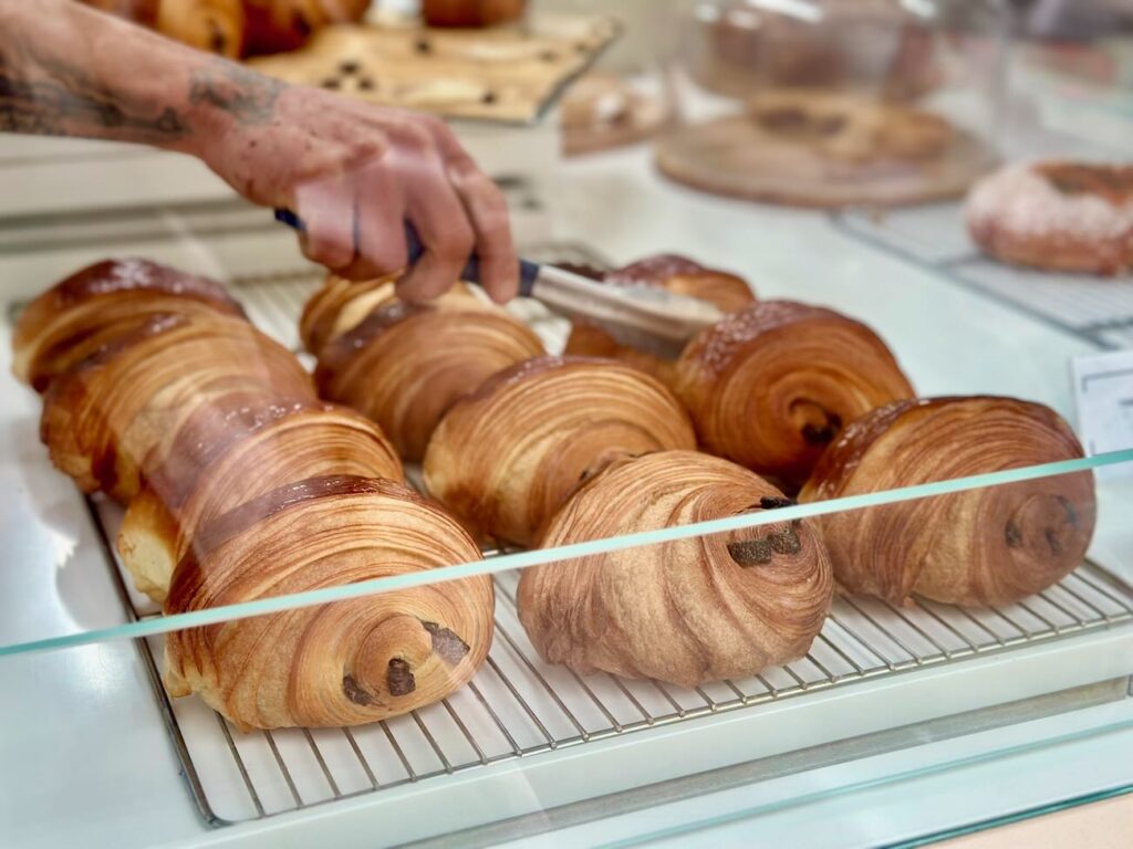 Feuilletage est une boulangerie-pâtisserie située dans le quartier du Camas à Marseille. De sa spécialité, la pâte feuilletée, naissent des viennoiseries et des gâteaux gourmands.