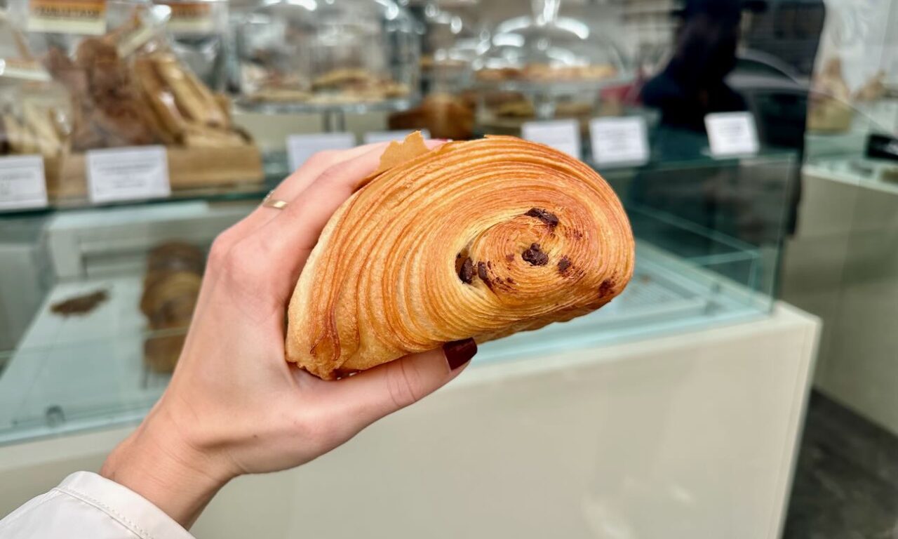Feuilletage est une boulangerie-pâtisserie située dans le quartier du Camas à Marseille. De sa spécialité, la pâte feuilletée, naissent des viennoiseries et des gâteaux gourmands.