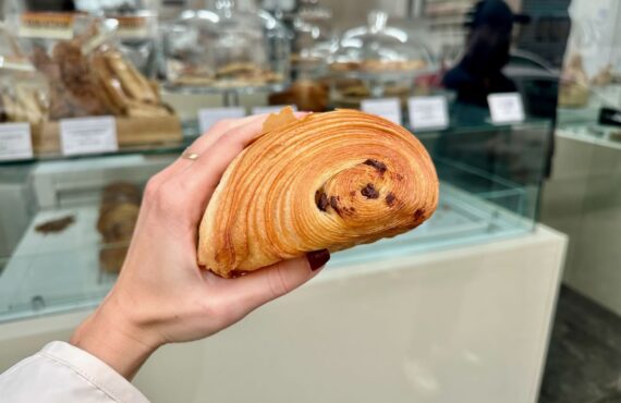 Feuilletage est une boulangerie-pâtisserie située dans le quartier du Camas à Marseille. De sa spécialité, la pâte feuilletée, naissent des viennoiseries et des gâteaux gourmands. (pain au chocolat)