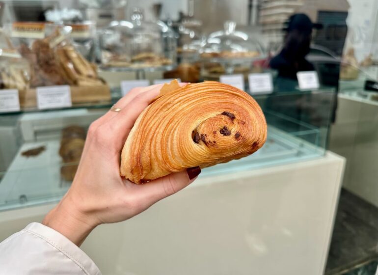 Feuilletage est une boulangerie-pâtisserie située dans le quartier du Camas à Marseille. De sa spécialité, la pâte feuilletée, naissent des viennoiseries et des gâteaux gourmands. (pain au chocolat)