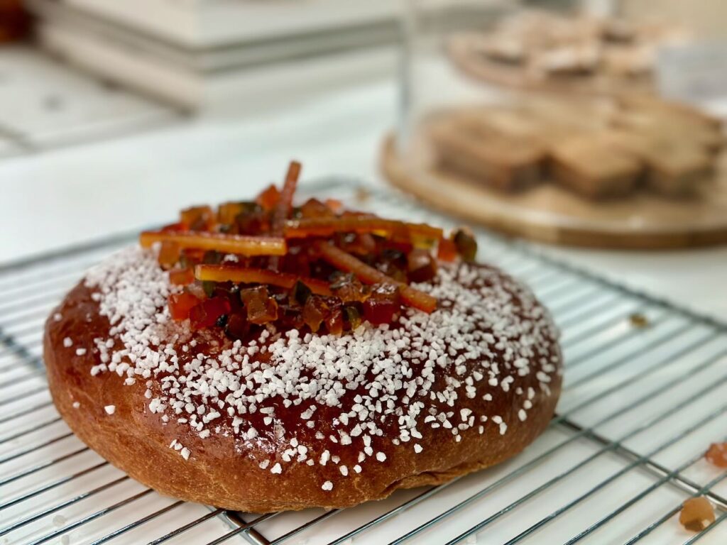 Feuilletage est une boulangerie-pâtisserie située dans le quartier du Camas à Marseille. De sa spécialité, la pâte feuilletée, naissent des viennoiseries et des gâteaux gourmands. (gâteaux des rois)