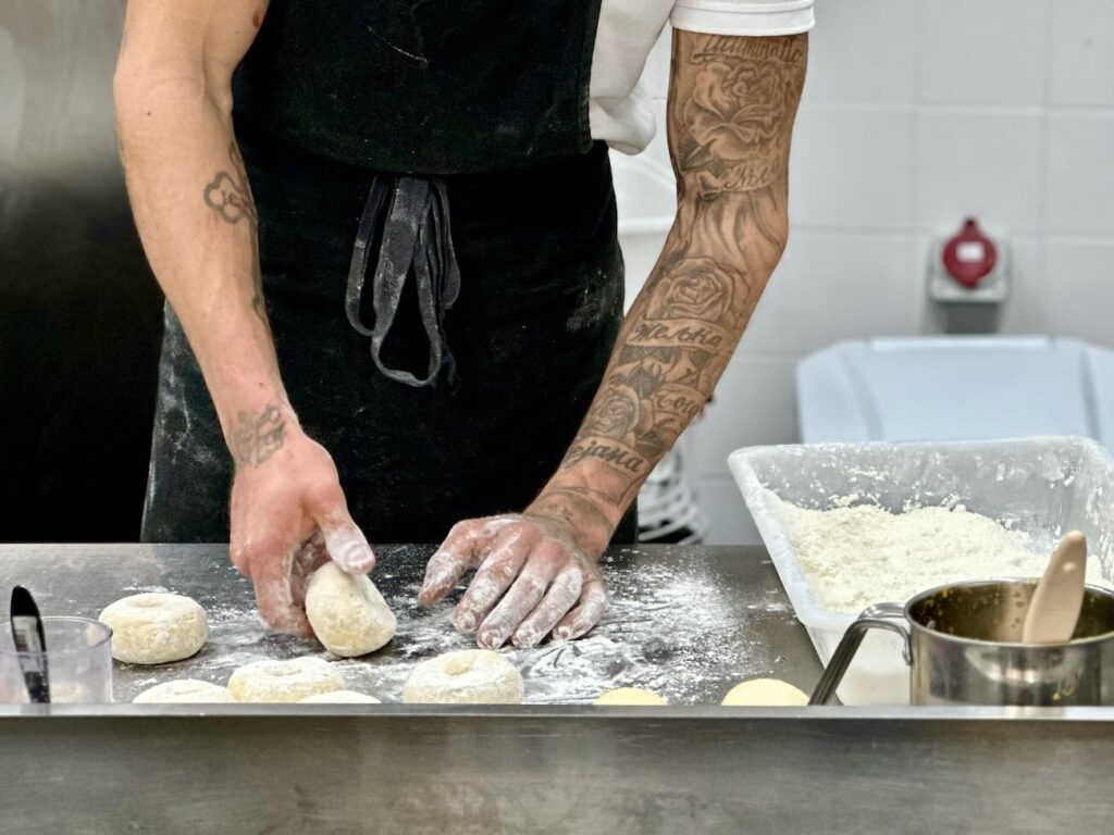 Feuilletage est une boulangerie-pâtisserie située dans le quartier du Camas à Marseille. De sa spécialité, la pâte feuilletée, naissent des viennoiseries et des gâteaux gourmands. (making of)