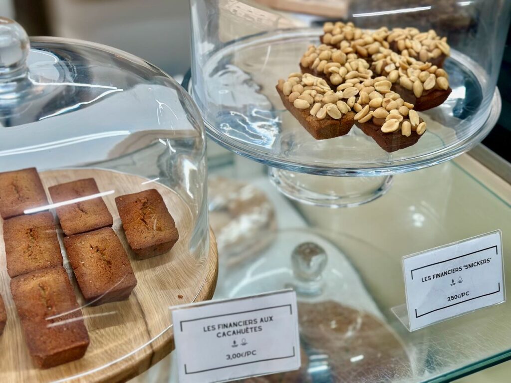 Feuilletage est une boulangerie-pâtisserie située dans le quartier du Camas à Marseille. De sa spécialité, la pâte feuilletée, naissent des viennoiseries et des gâteaux gourmands. (financiers)