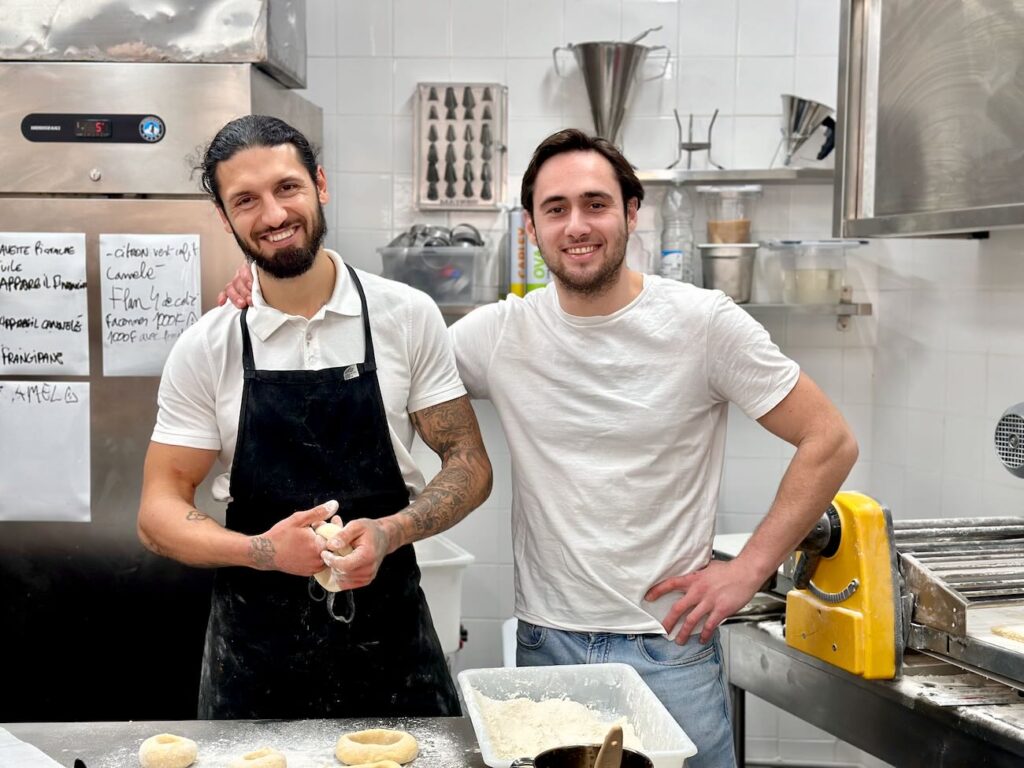 Feuilletage est une boulangerie-pâtisserie située dans le quartier du Camas à Marseille. De sa spécialité, la pâte feuilletée, naissent des viennoiseries et des gâteaux gourmands.