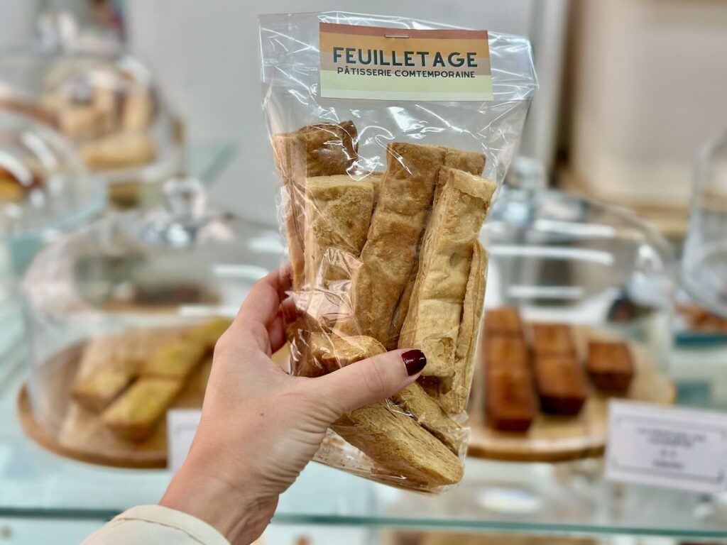 Feuilletage est une boulangerie-pâtisserie située dans le quartier du Camas à Marseille. De sa spécialité, la pâte feuilletée, naissent des viennoiseries et des gâteaux gourmands. (dips sachet)