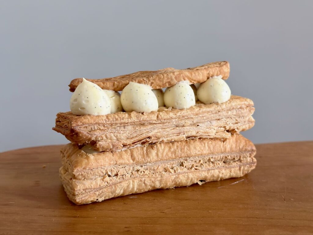Feuilletage est une boulangerie-pâtisserie située dans le quartier du Camas à Marseille. De sa spécialité, la pâte feuilletée, naissent des viennoiseries et des gâteaux gourmands. (millefeuilletage)