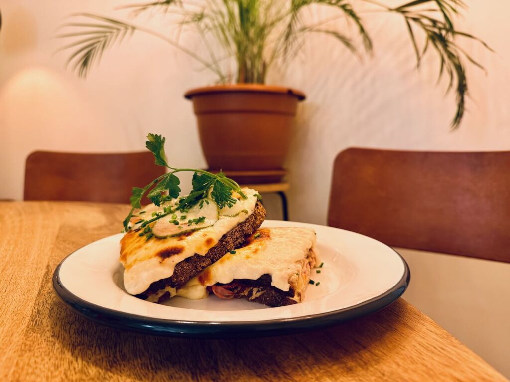 Oeuf est une cantine - coffee shop située place de rome à Marseille qui se transforme en brunch le week-end. (croque madame)