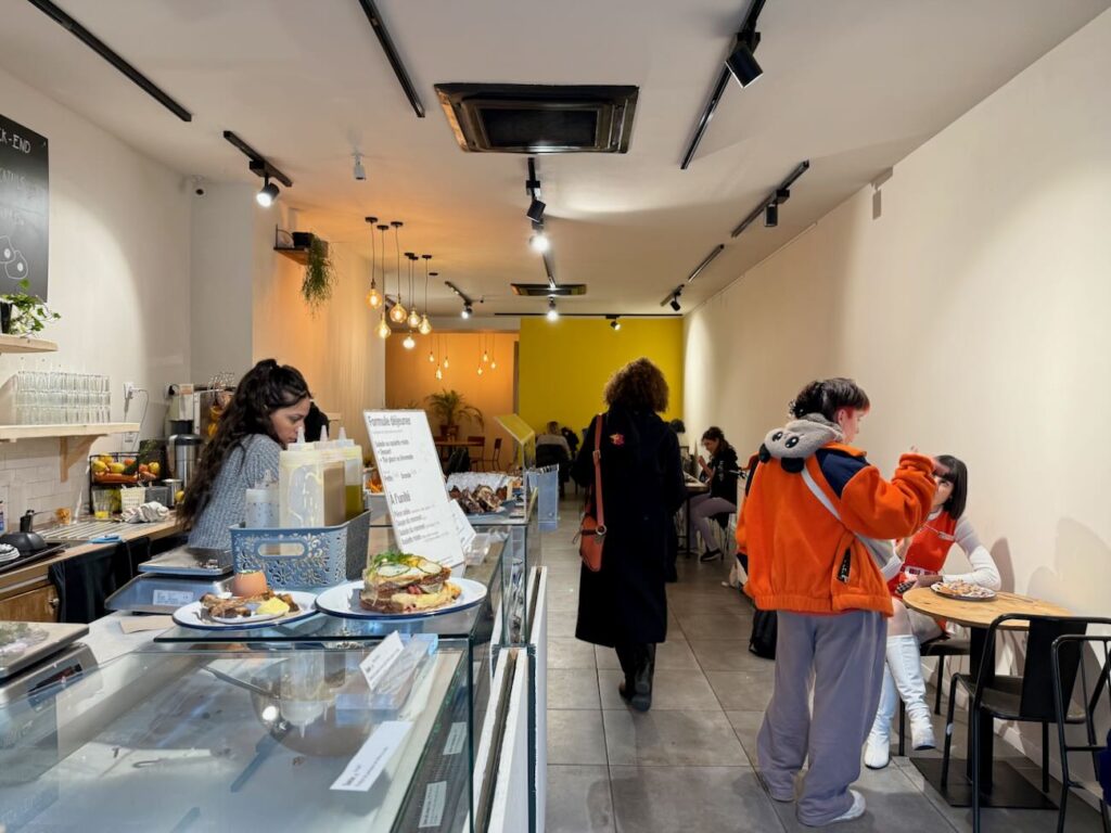 Oeuf est une cantine - coffee shop située place de rome à Marseille qui se transforme en brunch le week-end. (salle)