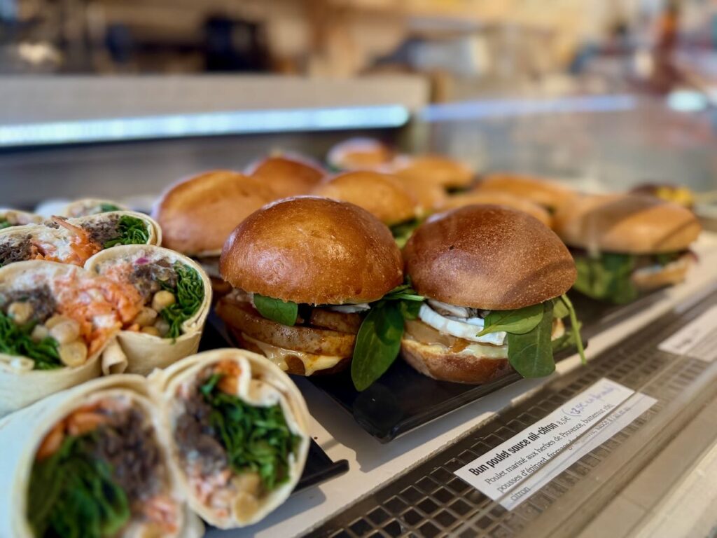 Oeuf est une cantine - coffee shop située place de rome à Marseille qui se transforme en brunch le week-end. (wrap)
