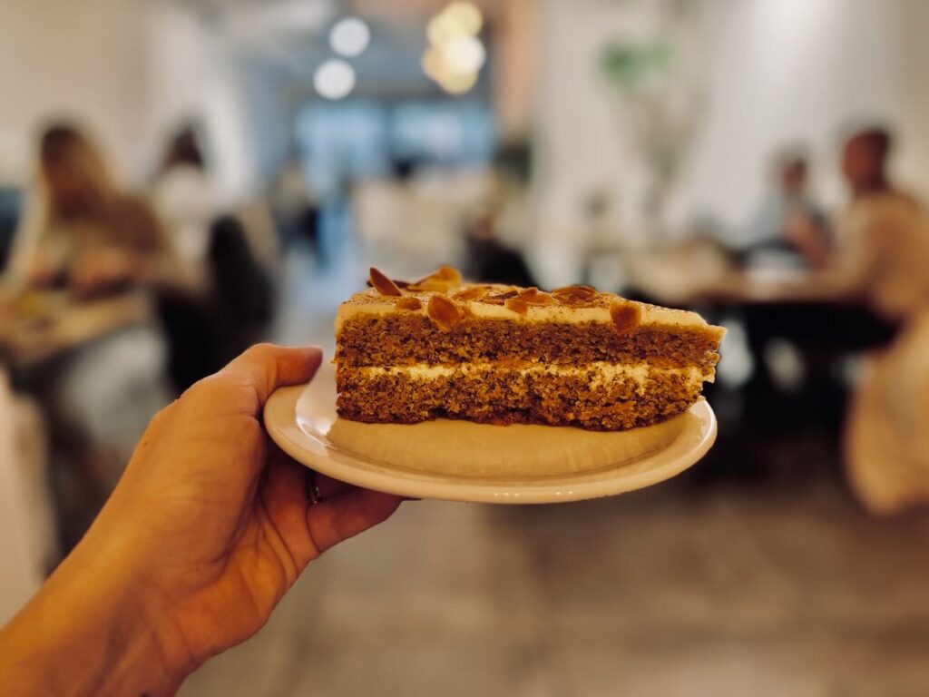Oeuf est une cantine - coffee shop située place de rome à Marseille qui se transforme en brunch le week-end. (carrot cake)