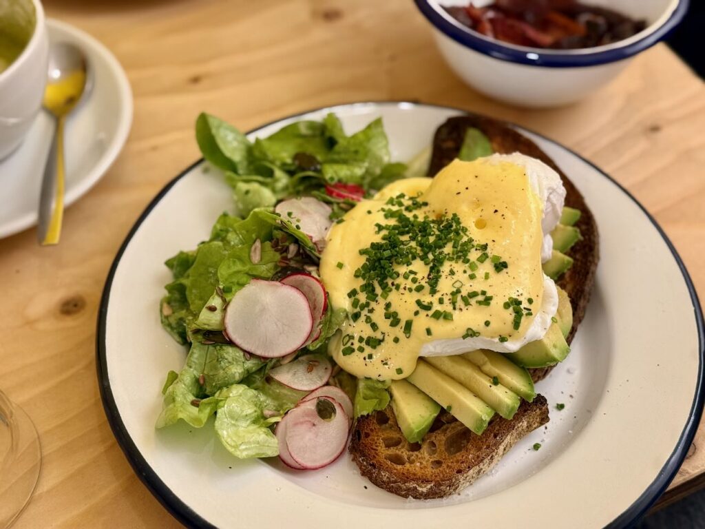 Oeuf est une cantine - coffee shop située place de rome à Marseille qui se transforme en brunch le week-end.