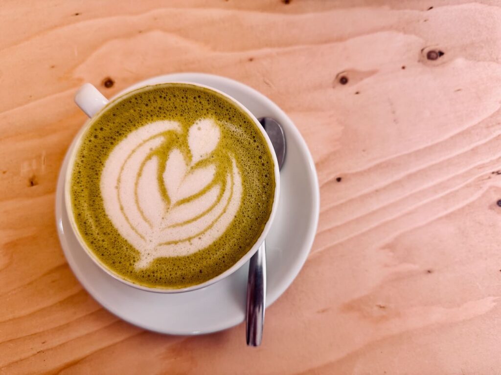 Oeuf est une cantine - coffee shop située place de rome à Marseille qui se transforme en brunch le week-end. (matcha latte)