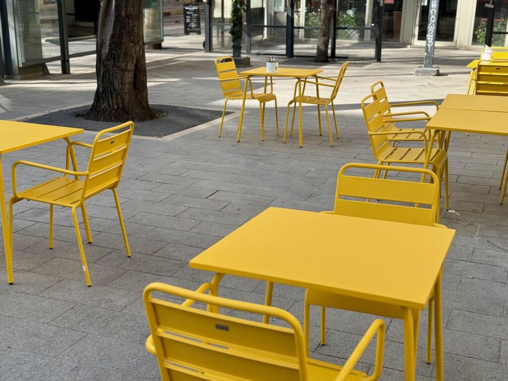 Oeuf est une cantine - coffee shop située place de rome à Marseille qui se transforme en brunch le week-end.