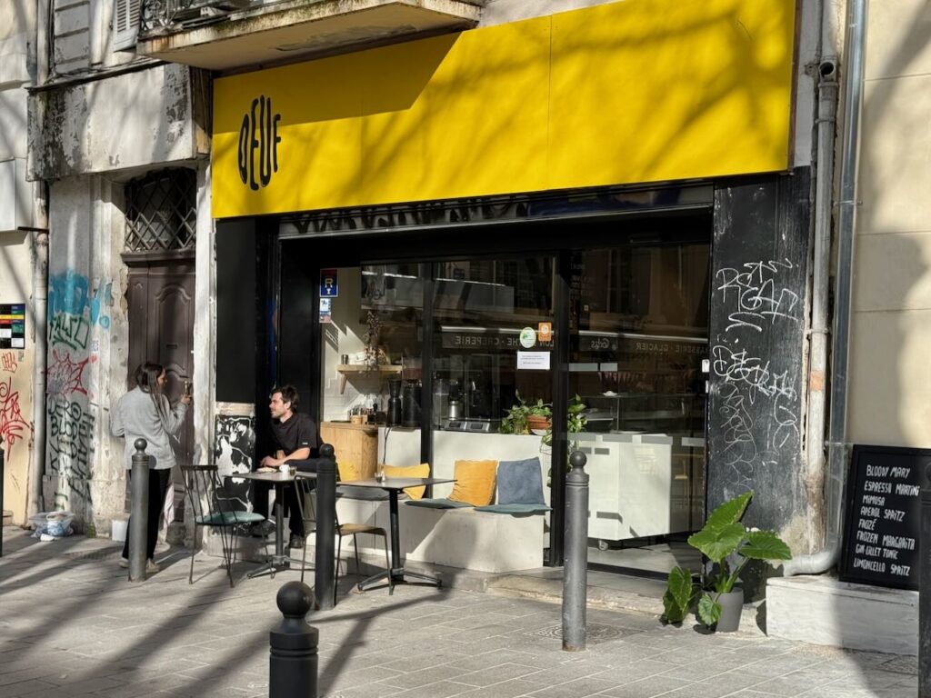 Oeuf est une cantine - coffee shop située place de rome à Marseille qui se transforme en brunch le week-end.