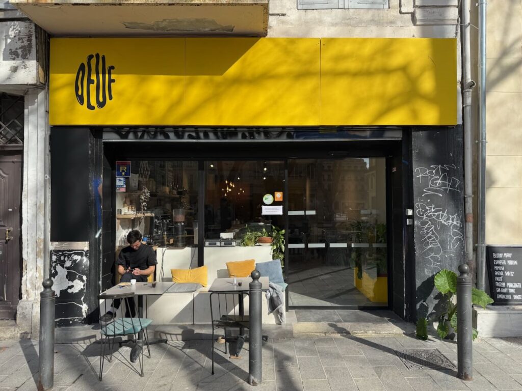 Oeuf est une cantine - coffee shop située place de rome à Marseille qui se transforme en brunch le week-end. (façade)