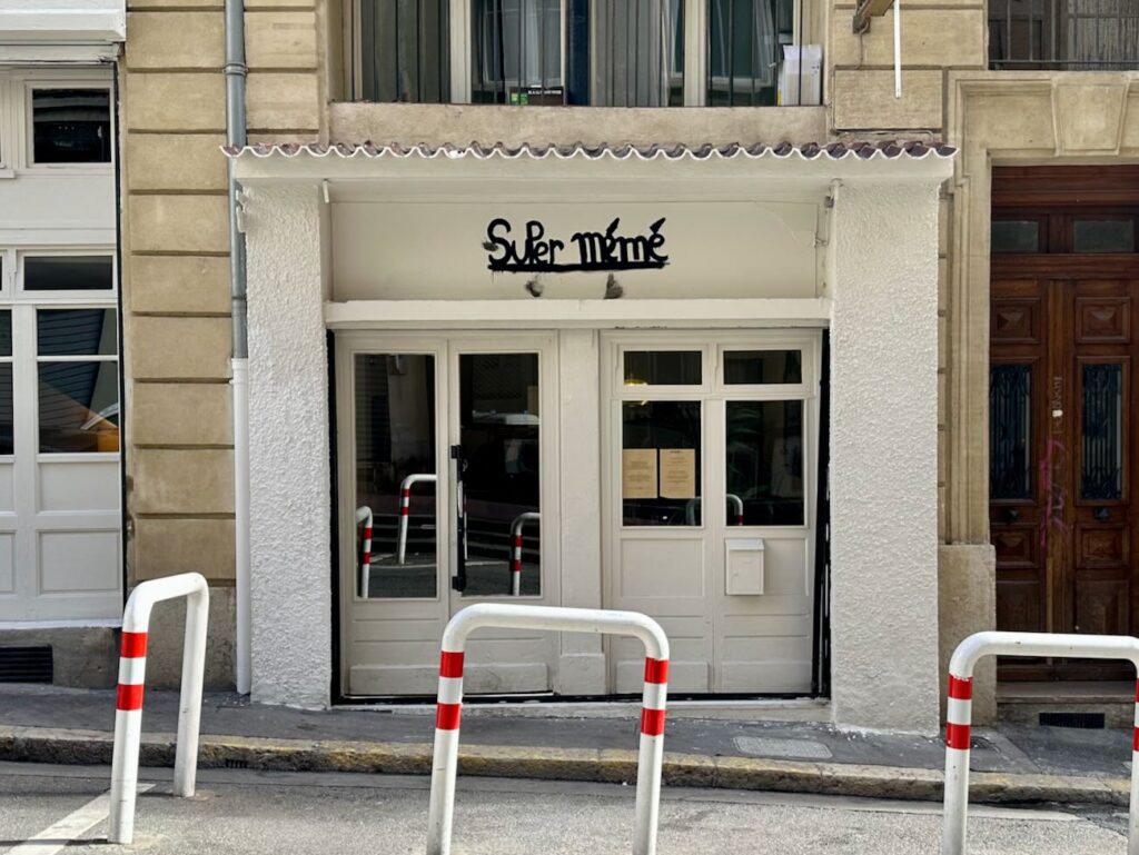 Super Mémé est le nouveau restaurant bistronomique du restaurateur Jeje Barbu situé dans le quartier Bargemon à Marseille. (devanture)