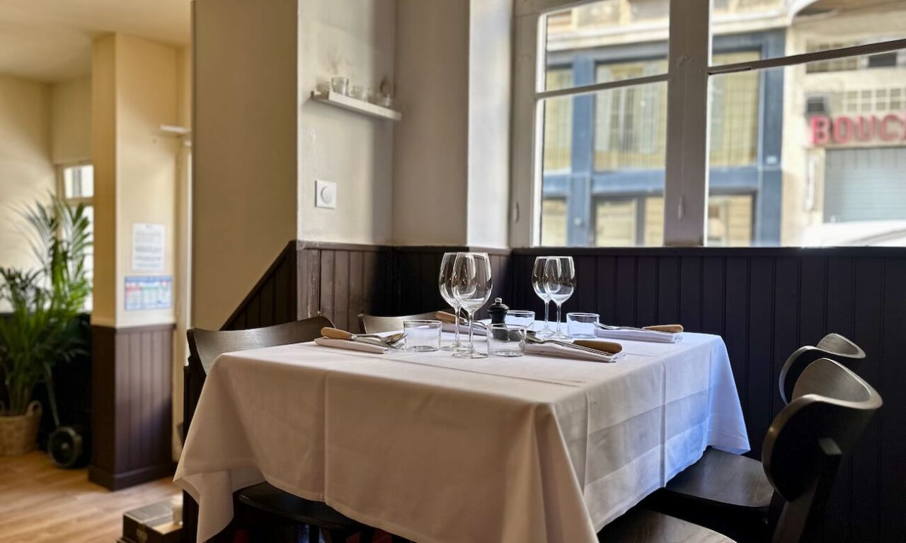 Super Mémé est le nouveau restaurant bistronomique du restaurateur Jeje Barbu situé dans le quartier Bargemon à Marseille. (nappe)