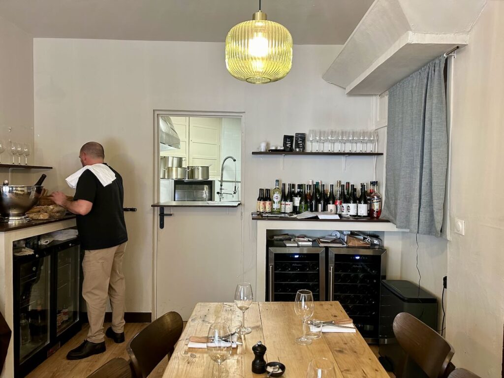 Super Mémé est le nouveau restaurant bistronomique du restaurateur Jeje Barbu situé dans le quartier Bargemon à Marseille. (cuisine)