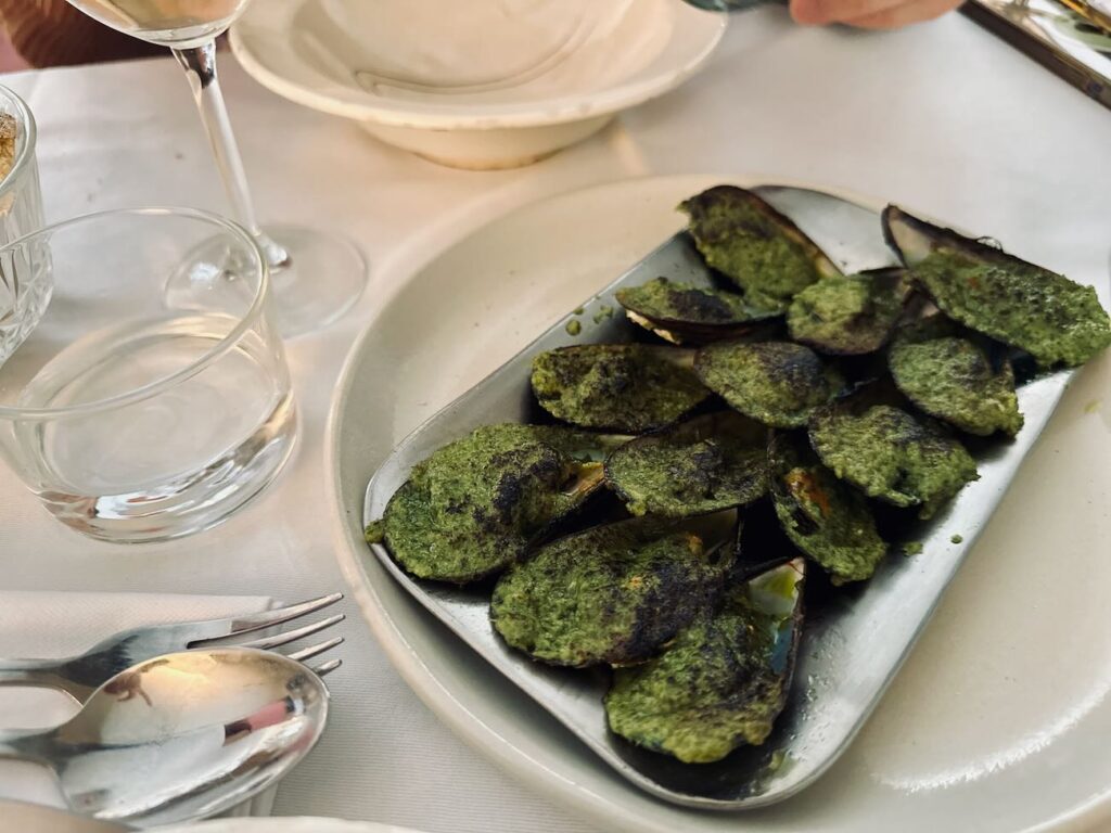 Super Mémé est le nouveau restaurant bistronomique du restaurateur Jeje Barbu situé dans le quartier Bargemon à Marseille. (moules)