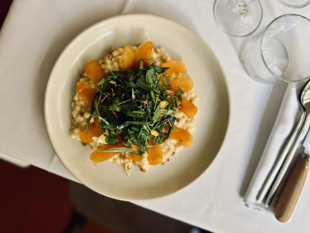 Super Mémé est le nouveau restaurant bistronomique du restaurateur Jeje Barbu situé dans le quartier Bargemon à Marseille. (fregola)
