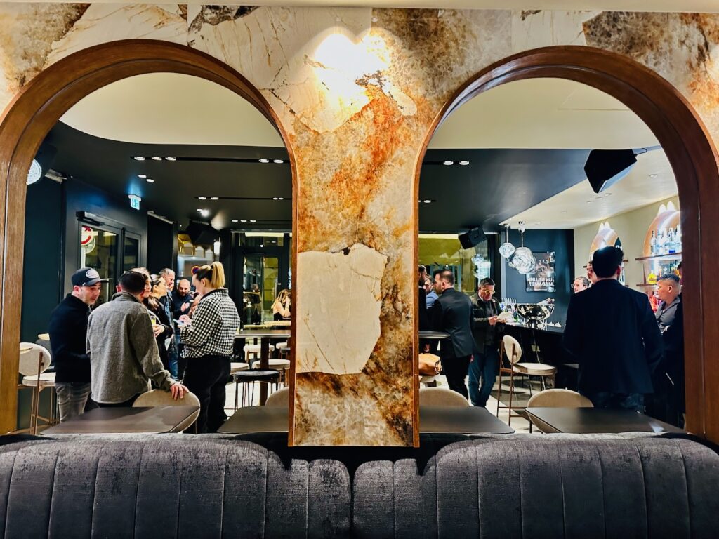 Bellini : bar à cocktails et assiettes de partage à Marseille (mioirs)