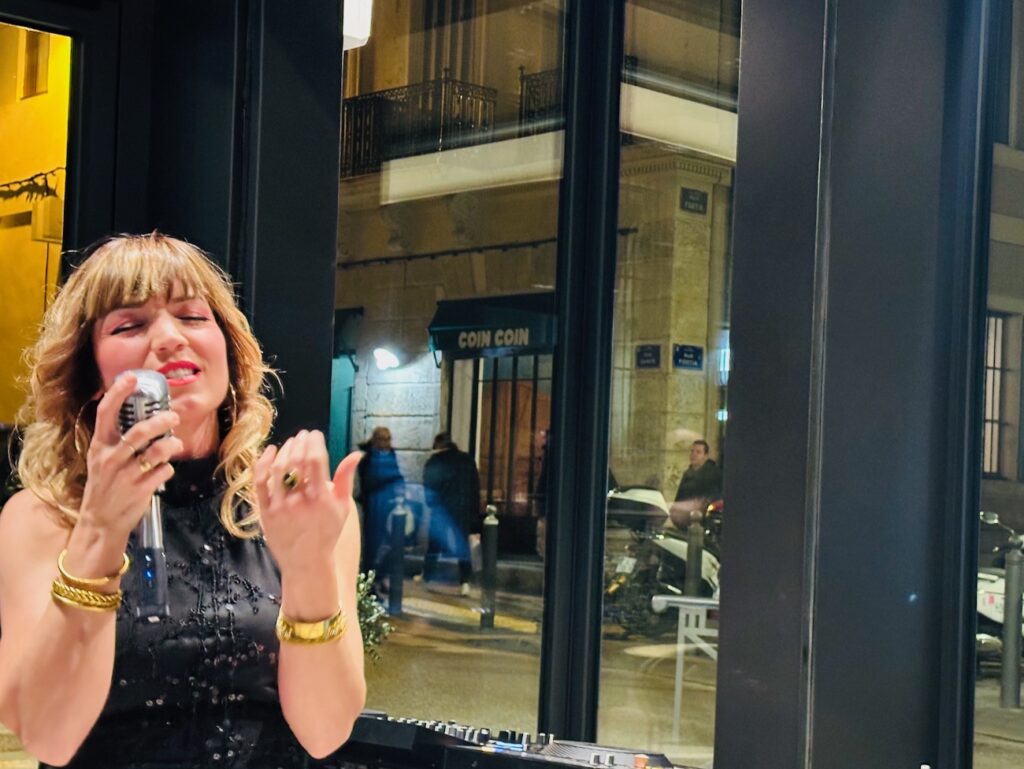 Bellini : bar à cocktails et assiettes de partage à Marseille (chanteuse)