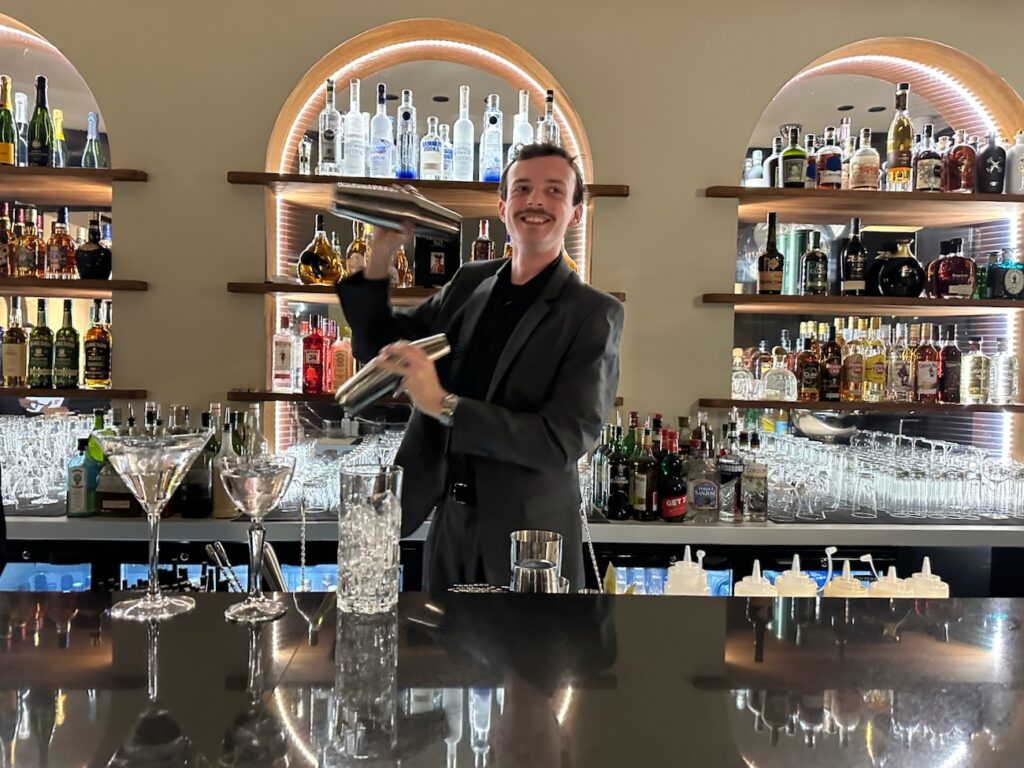 Bellini : bar à cocktails et assiettes de partage à Marseille (mixologue)