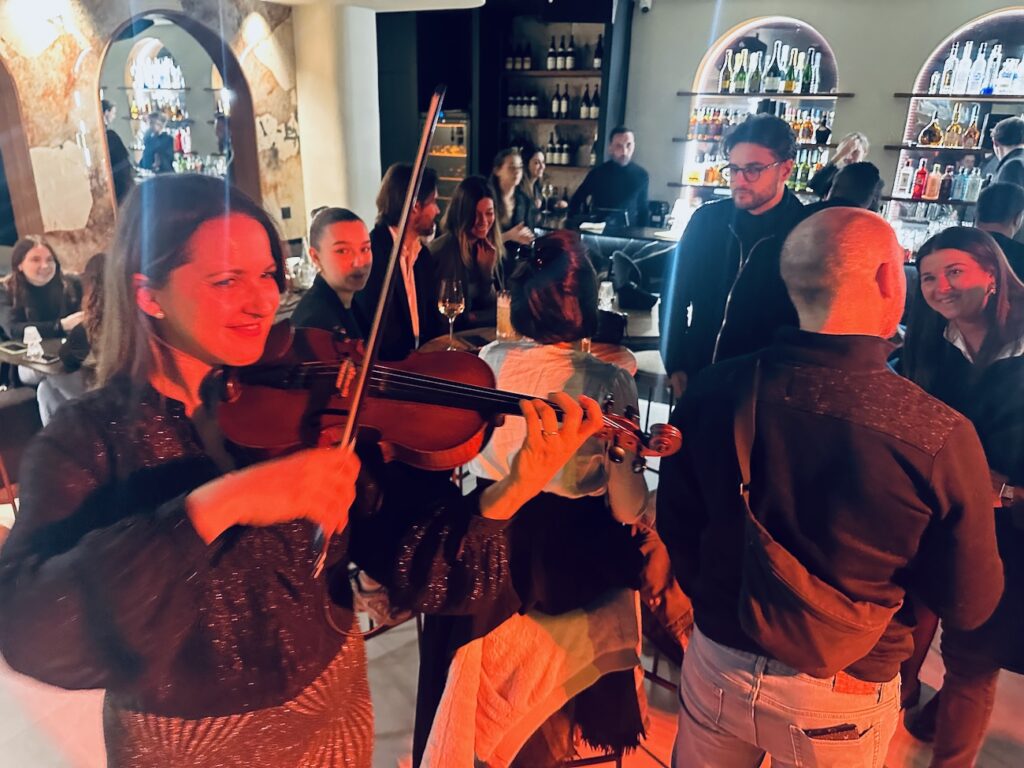 Bellini : bar à cocktails et assiettes de partage à Marseille (violoniste)
