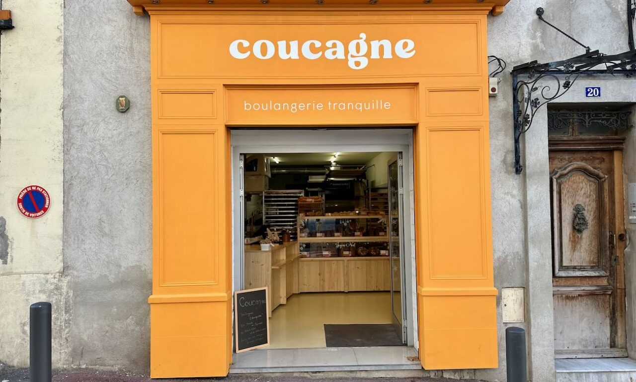Coucagne est une boulangerie située dans le quartier de Vauban à Marseille qui s’inscrit dans la tradition artisanale. Elle propose entre autres de beaux pains de campagne réalisés à partir de farine produites localement. (façade)