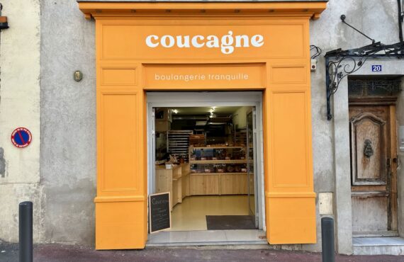 Coucagne est une boulangerie située dans le quartier de Vauban à Marseille qui s’inscrit dans la tradition artisanale. Elle propose entre autres de beaux pains de campagne réalisés à partir de farine produites localement. (façade)